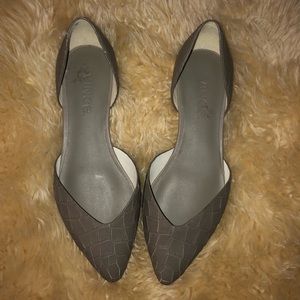 Vince Tara D’orsay flats
Size 6